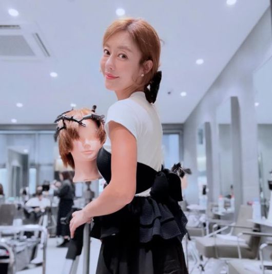 그룹 쥬얼리 출신 방송인 이지현이 헤어 모델을 모집하며 본격적인 헤어디자이너 길에 들어섰다. 출처=인스타그램