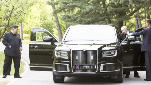 김정은 북한 국무위원장(왼쪽)과 블라디미르 푸틴 러시아 대통령이 러시아의 고급 승용차 아우루스를 함께 살펴보고 있다. '7 27 1953'이라는 번호판 숫자가 눈길을 끈다. 1953년 7월 27일은 한국전쟁 정전협정일이다.AP연합뉴스