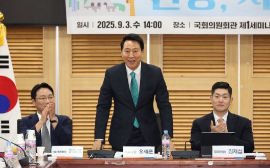 오세훈 서울시장이 3일 오후 서울 여의도 국회 의원회관에서 열린 '한강, 서울의 미래 : 「내일이 더 기대되는 서울」 토론회'에서 인사를 하고 있다. 뉴시스