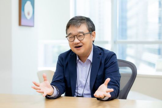 황인준 LY(라인야후)주식회사 최고글로벌투자책임자(CGIO)가 3일 경기도 그레이츠 판교 라인야후 사무실에서 글로벌 AI 투자 시장 변화와 한국 AI산업의 경쟁력 강화 방안에 대해 말하고 있다.                                    황인준 LY(라인야후)주식회사 최고글로벌투자책임자(CGIO)가 3일 경기도 그레이츠 판교 라인야후 사무실에서 글로벌 AI 투자 시장 변화와 한국 AI산업의 경쟁력 강화 방안에 대해 말하고 있다.