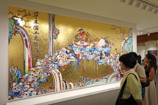 '프리즈 서울(FRIEZE SEOUL)' 아트페어가 개막한 지난 3일 서울 강남구 코엑스 가고시안(Gagosian) 전시장을 찾은 관람객이 무라카미 다카시가 대형 작품을 감상하고 있다. 뉴시스