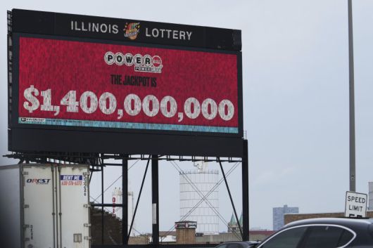 [ 3일(현지 시간) 미 일리노이주 시카고의 주간고속도로 I-90/94 인근 디지털 광고판에 파워볼 예상 당첨금액이 표시돼 있다. 사진=뉴시스화상