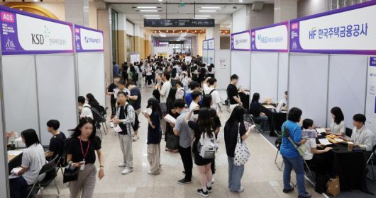 지난 26일 2025 하반기 지역인재 공공기관 합동채용설명회가 열린 부산 연제구 부산시청 대강당에서 청년 구직자들이 채용상담을 받고 있다. 뉴시스 제공