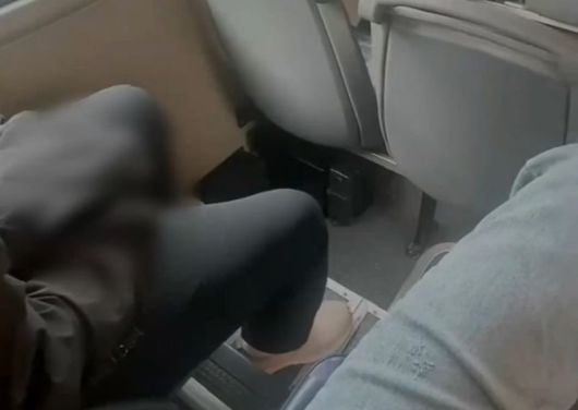 버스에서 한 남성이 바지 안으로 손을 넣고 음란 행위를 하는 모습. /사진=온라인 커뮤니티 보배드림 캡처