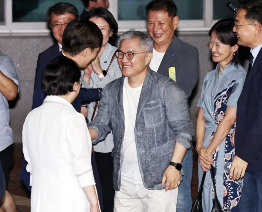 지난달 15일 이재명 정부 첫 특별사면·복권 대상에 오른 조국 전 조국혁신당 대표가 새벽 구로구 서울남부구치소를 나서며 최강욱 전 더불어민주당 의원과 인사나누고 있다. 뉴스1