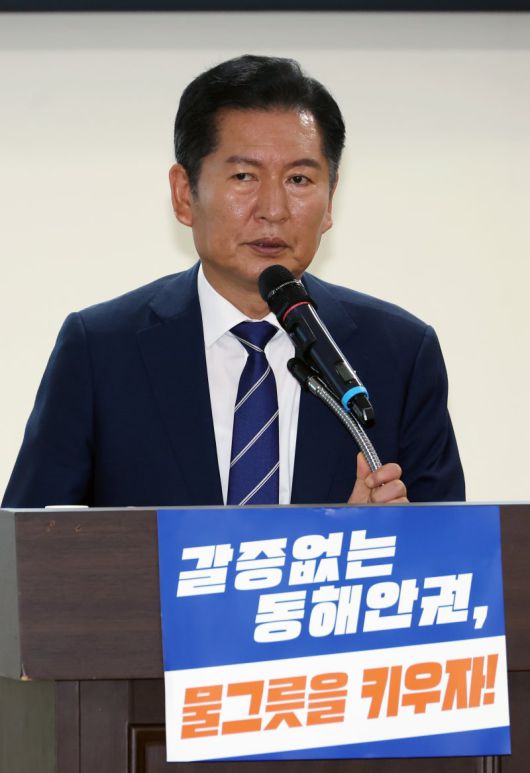 정청래 더불어민주당 대표가 4일 서울 여의도 국회 의원회관에서 열린 동해안권 물 부족 문제 해결을 위한 국회 정책토론회에서 발언하고 있다. 뉴시스