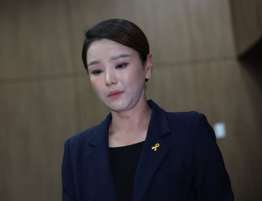 강미정 조국혁신당 대변인이 4일 서울 여의도 국회 소통관에서 당내 성비위 의혹과 관련한 탈당 기자회견을 하기위해 이동하고 있다. 뉴시스