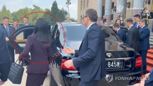 김정은 북한 국무위원장의 동생인 김여정 노동당 부부장이 3일 김 위원장이 블라디미르 푸틴 러시아 대통령과 별도 회담을 위해 푸틴 대통령의 전용 리무진 '아우루스'에 탑승할 때 차량에 함께 타고 있다./사진=연합뉴스