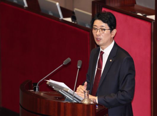 주진우 국민의힘 의원이 25일 오전 서울 여의도 국회 본회의에서 상법 일부개정법률안(2차 상법 개정안)에 대한 무제한토론(필리버스터)을 하고 있다. 뉴시스