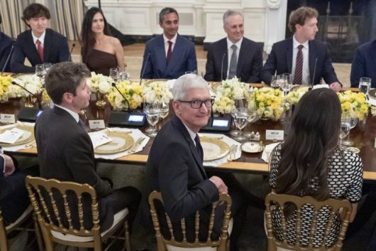 4일(현지시간) 미국 워싱턴 백악관에서 열린 IT 기업 대표 초청 만찬에 참석한 팀 쿡 애플 최고경영자(CEO)(앞줄 가운데).AP뉴시스