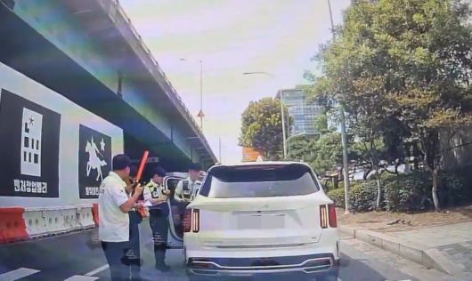 지난 3일 오후 경찰이 골목에 주차된 차량을 훔쳐 달아난 20대 남성을 검거하고 있다. 서울 방배경찰서 제공