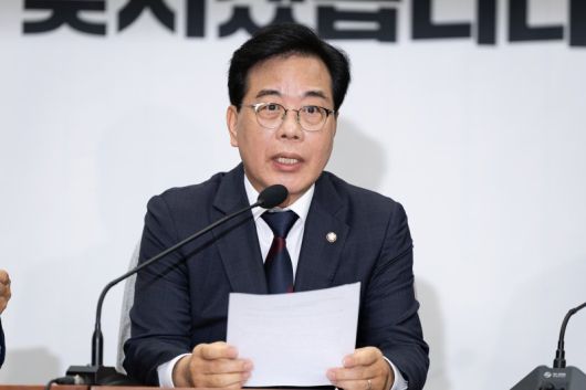 송언석 국민의힘 원내대표가 5일 서울 여의도 국회에서 열린 원내대책회의에서 모두 발언을 하고 있다. 뉴스1