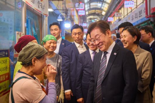 (서울=뉴스1) 허경 기자 = 이재명 대통령이 5일 인천 미추홀구 용현시장을 방문해 상인들과 대화하고 있다. (대통령실 제공. 재판매 및 DB 금지) 2025.9.5/뉴스1 /사진=뉴스1화상