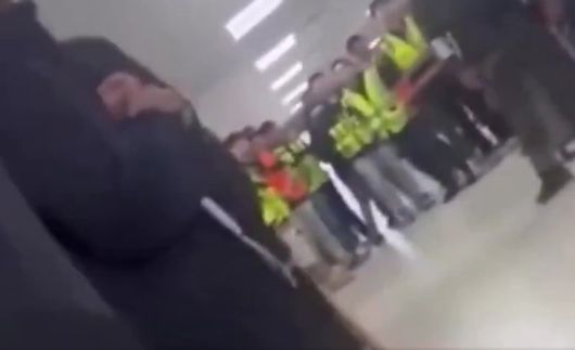 지난 4일(현지시간) 미국 조지아주 엘라벨에 있는 현대차그룹 생산단지 내 전기차 배터리 공장 건설 현장에 미국 이민당국 직원들이 들이닥쳐 통제하는 모습. X 화면 갈무리/ 뉴시스