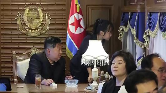 북한 조선중앙TV는 지난 5일 김정은 국무위원장이 시진핑 중국 국가주석과의 '북중 정상회담' 등 방중 일정을 마치고 평양에 도착했다고 6일 보도했다. 사진은 김 위원장이 딸 주애와 함께 전용열차에서 밖을 바라보는 모습. (사진=조선중앙TV 캡쳐) 2025.09.06. /사진=뉴시스화상