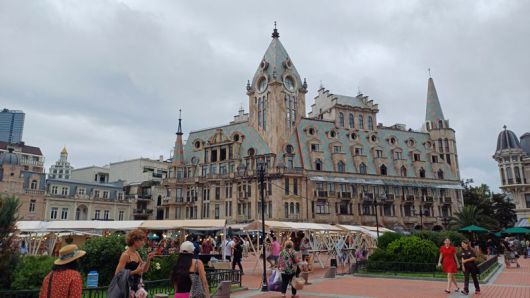 조지아 수도 트빌리시에 있는 유럽스퀘어는 이름 그대로 유럽의 한 복판을 걷는 듯한 느낌을 준다. 사진=이환주 기자