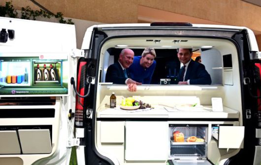 베를린 시장 카이 베그너(사진 왼쪽부터)와 베를린 부시장 겸 경제에너지당국 의원 '프란치스카 기파이' 등이 LG전자의 AI 모빌리티 공간 솔루션 '슈필라움'을 체험해보고 있다. LG전자 제공