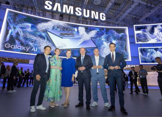 김만영 삼성전자 독일법인장 부사장(사진 왼쪽에서 첫 번째)와 베를린 시장 카이 베그너(네 번째)가 독일 베를린 'IFA 2025' 삼성전자 전시관 앞에서 기념 사진을 찍고 있다. 삼성전자 제공