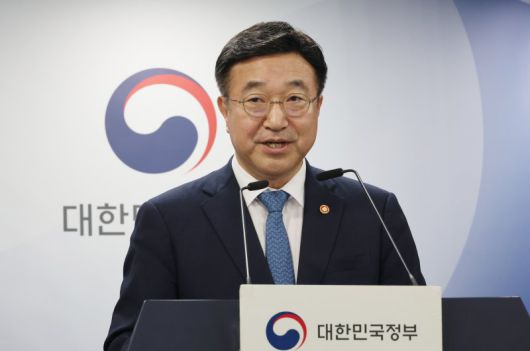 윤호중 행정안전부 장관이 7일 서울 종로구 정부서울청사에서 정부조직 개편방안 등 고위당정협의회 결과 브리핑을 하고 있다. 뉴시스