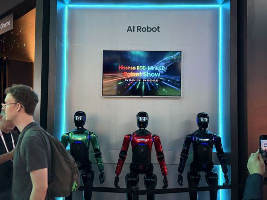 IFA 2025 전시장 내 하이센스 부스에서 휴머노이드 로봇이 로봇쇼 전 일렬로 서있다. 사진=임수빈 기자