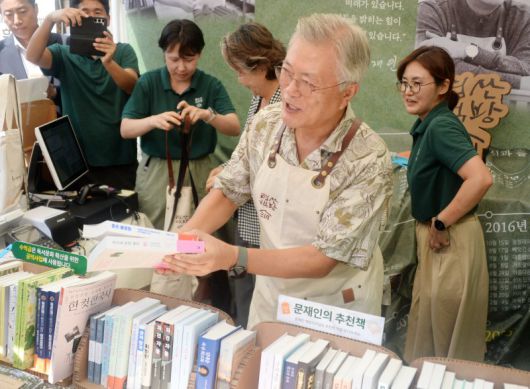 문재인 전 대통령이 9월 5일 전북 전주시 한벽문화관 일원에서 열린 '제8회 전주독서대전'에 참석해 시민들에게 책을 설명하고 있다. /사진=뉴시스