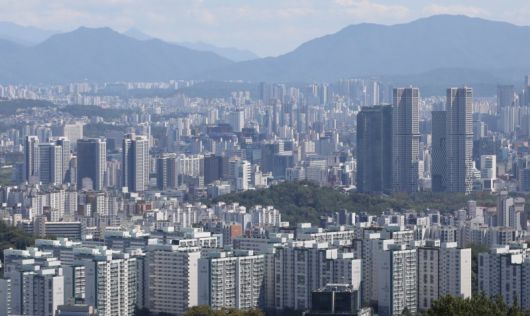 서울 중구 남산에서 바라본 시내 아파트 단지. 뉴스1