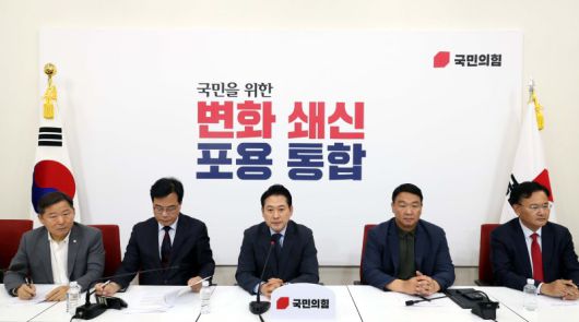 장동혁 국민의힘 대표가 7일 오후 서울 여의도 국회에서 미국 이민 당국의 한국 기업 직원 구금 사태 관련 대책회의를 마치고 발언을 하고 있다. 뉴시스