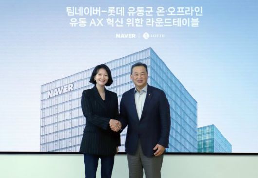 최수연 네이버 대표(왼쪽)와 김상현 롯데 유통군 총괄대표 부회장이 지난 5일 경기도 성남시 분당구 네이버 1784에서 온·오프라인 유통 AX 혁신을 위한 라운드테이블을 가진 후 기념촬영하고 있다. 네이버 제공