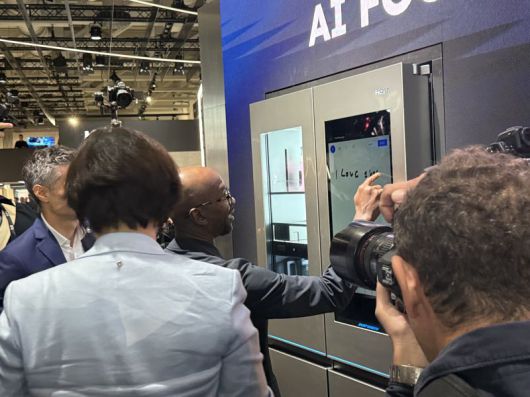 레알마드리드에서 뛴 전 프랑스 축구대표팀 출신 클로드 마켈렐레(사진 가운데)가 IFA 2025에 마련된 하이얼 부스에 방문해 AI 냉장고 기능을 시연해보고 있다. 사진=임수빈 기자