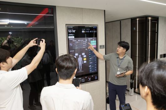 지난 5일 경기도 용인시 현대건설 마북 기술연구원에서 현대건설 관계자가 올라이프케어하우스 내에 있는 건강 대시보드를 보며 유전자 정보에 대해 설명하고 있다. 현대건설 제공