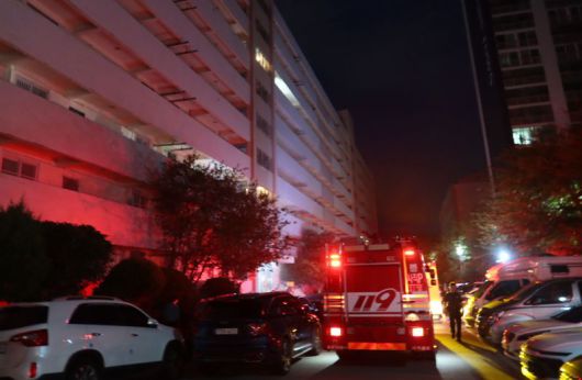 7일 오전 5시 8분께 부산 동래구에 있는 한 아파트에서 원인을 알 수 없는 불이 나며 2명이 화상 피해를 입고 아파트 주민들이 대피하는 소동이 발생했다. 사진은 화재 현장. 부산소방재난본부 제공