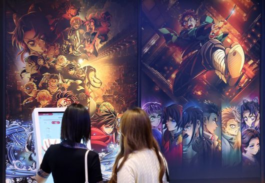 애니메이션 영화 '극장판 귀멸의 칼날: 무한성편'의 흥행이 이어지며 400만 관중 돌파를 앞둔 8일 서울의 한 영화관을 찾은 관객들이 귀멸의 칼날 콜라보 카페 키오스크에서 주문을 하고 있다. 뉴스1