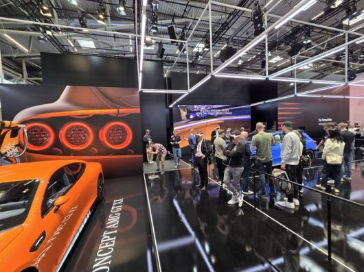 'IAA 모빌리티 2025'가 8일(현지시간) 뮌헨 메쎄에서 프레스데이를 시작으로 본격 시작된 가운데 메르세데스-벤츠 부스에서 관계자와 기자들이 신형 전기차를 살펴보고 있다. 사진=김학재기자