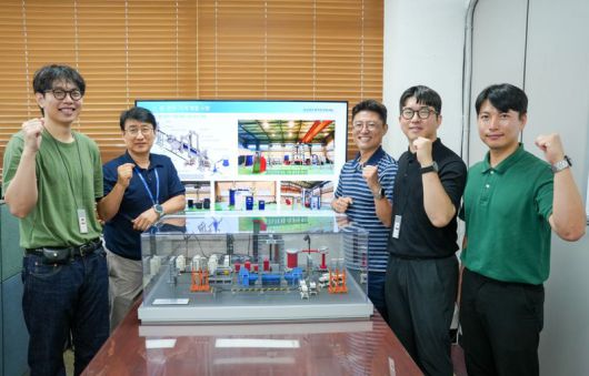 권익수 박사(왼쪽)를 비롯한 KERI 전력케이블연구센터 박사들이 해저 전력케이블용 ‘열-전기-기계적 복합 시험평가 플랫폼’을 세계최초로 개발한 것을 기념해 파이팅을 하고 있다. KERI 제공