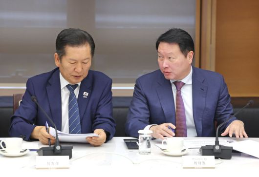 정청래 더불어민주당 대표(왼쪽)와 최태원 대한상공회의소 회장이 8일 서울 중구 대한상의에서 열린 정책 간담회에 참석해 대화를 나누고 있다. 연합뉴스