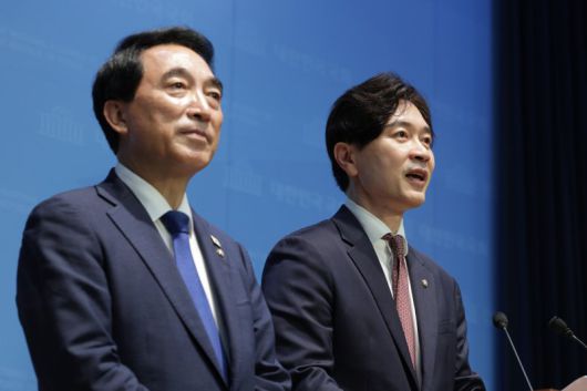 박수현 더불어민주당 수석대변인(왼쪽)과 박성훈 국민의힘 수석대변인이 8일 오후 서울 여의도 국회 소통관에서 대통령-여야 당대표 회동 결과 공동 브리핑을 하고 있다. 뉴스1