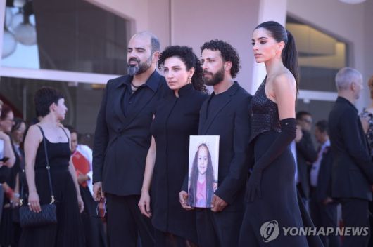이스라엘 공격으로 숨진 6살 힌드 라잡의 사진 들고 베네치아 영화제 참석한 '힌드라잡의 목소리' 출연진들. 연합뉴스