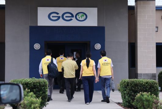 조기중 미국 워싱턴DC 총영사를 비롯한 신속대응팀이 8일(현지시간) 미국 당국의 이민단속으로 현대차·LG에너지솔루션 합작 배터리공장 건설 현장 직원들이 체포·수감된 조지아주 포크스턴 이민세관단속국(ICE) 구금시설로 향하고 있다. 연합뉴스