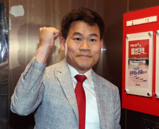 국민의힘 전당대회 합동연설회를 방해해 당 윤리위원회에 회부된 전한길 전 한국사 강사가 14일 오전 서울 여의도 중앙당사에서 열린 윤리위원회에 참석하기 전 입장을 밝히고 있다./사진=공동취재단