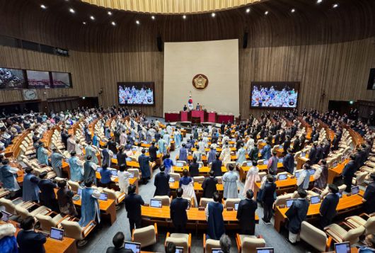 우원식 국회의장과 여야 국회의원, 국무위원들이 1일 서울 여의도 국회에서 열린 제429회 국회(정기회) 개회식에서 국민의례를 하고 있다. 뉴스1