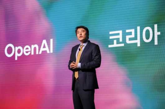제이슨 권 오픈AI 최고전략책임자(CSO)가 10일 오전 서울 광진구 파이팩토리 스튜디오에서열린 오픈AI 한국 지사 설립 후 첫 기자간담회에서 오픈AI 코리아의 비전을 발표하고 있다. 뉴스1
