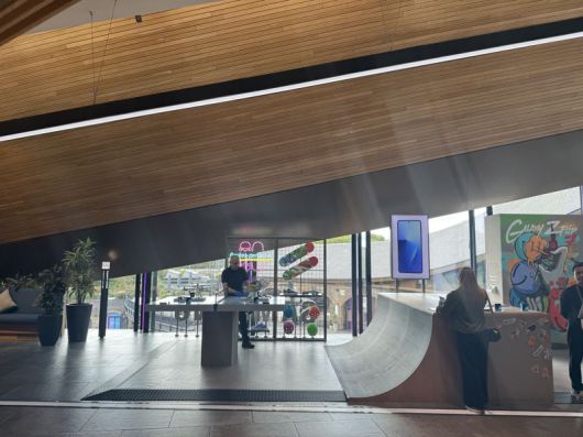 영국 런던 킹스크로스에 위치한 삼성 KX에서는 갤럭시 신제품들을 체험할 수 있다. 사진=임수빈 기자