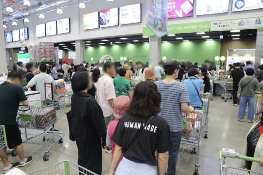지난 5일 트레이더스 인천 구월점 오픈 당일 계산대가 고개들로 붐비고 있다. 이마트 제공