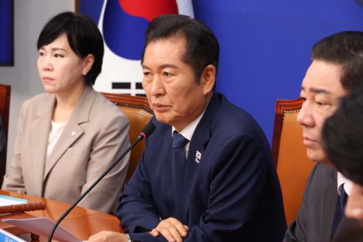 정청래 더불어민주당 대표가 10일 오전 서울 여의도 국회에서 열린 최고위원회의에서 발언을 하고 있다. 뉴시스