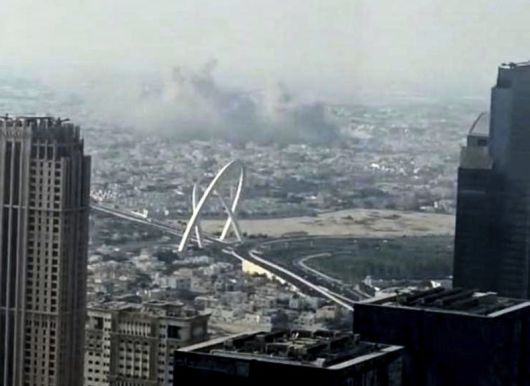 9일(현지시간) 카타르 도하에서 이스라엘군의 공습으로 연기가 피어오르고 있다.AP연합뉴스