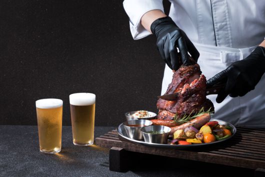 슈바인학센과 맥주를 무제한으로 즐길 수 있는 '옥토버 페스트'. 곤지암리조트 제공