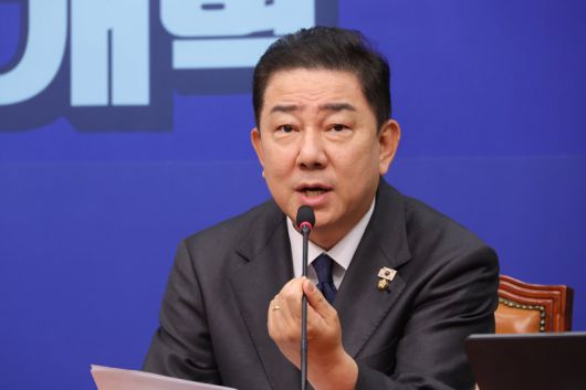 더불어민주당 김병기 원내대표가 10일 서울 여의도 국회에서 열린 최고위원회의에서 발언하고 있다. 연합뉴스