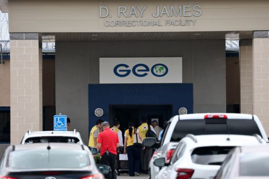 외교부 신속대응팀, 총영사관 관계자들이 지난 8일(현지시간) 미국 당국의 이민단속으로 체포된 현대차-LG엔솔 배터리공장 건설 현장 직원들이 수감돼 있는 있는 조지아주 포크스턴의 이민세관단속국(ICE) 구금시설로 향하고 있다. 연합뉴스