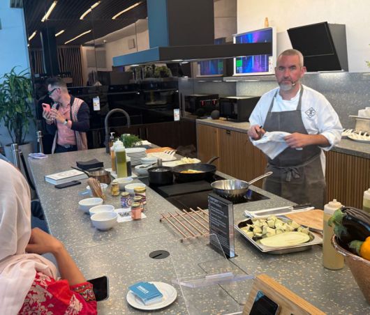 지난 9일(현지시간) 방문한 영국 런던 킹스크로스에 위치한 삼성 KX 'AI 키친'에서 쉐프가 요리 시연을 하고 있다. 사진=임수빈 기자