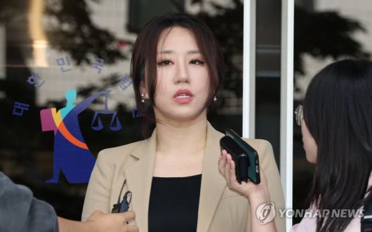 10일 서울 양천구 서울남부지법에서 열린 입당원서 조작 혐의 관련 1심 선고 공판을 마친 뒤 조성은씨가 취재진 질문에 답하고 있다. 연합뉴스